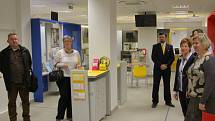 Po měsíční rekonstrukci se v pondělí 30. listopadu zákazníkům České pošty v Zábřehu otevřely zbrusu nové prostory s moderním vybavením. Interiér pošty se proměnil k nepoznání.