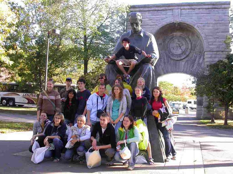 Na snímku jsou čeští studenti u pomníku Nikoly Tesly v  Niagara Falls.
