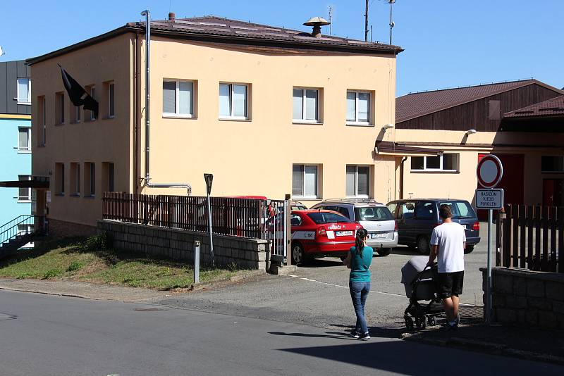 Na místě tragické nehody u Libivé i u hasičské zbrojnice v Zábřehu, kde čtveřice hasičů sloužila, vznikla pietní místa.