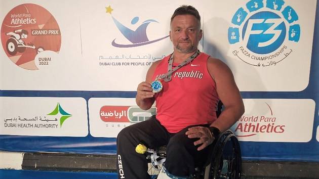 Šumperský atlet Dušan Ščambura s medailí na Grand Prix v Dubaji.