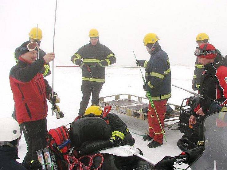 Z cvičení hasičů hledání lidí pod lavinou
