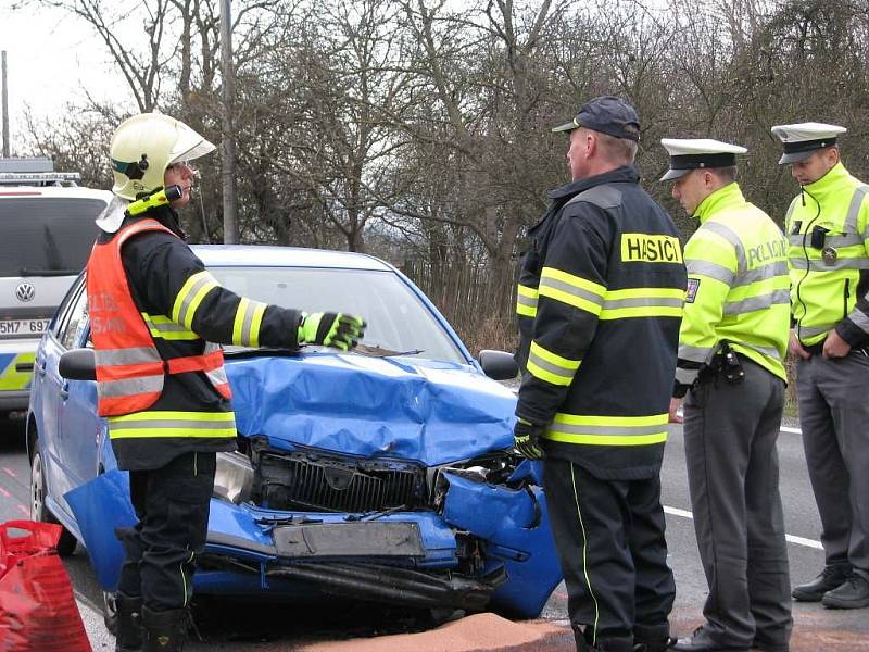 Hromadná nehoda se stala v pátek 25. listopadu před sedmou hodinou ranní v Šumperku pod Bludovským kopcem u odbočky na Bludoveček.