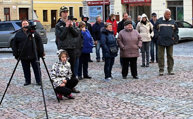 Recesisté z Cechu přátel pátého ročního období (PŘÁPAROČOB) v Mohelnici zahájili 11. 11. v 11 hodin a 11 minut už třiadvacátou sezonu plnou rádovánek, zábavy a veselí.