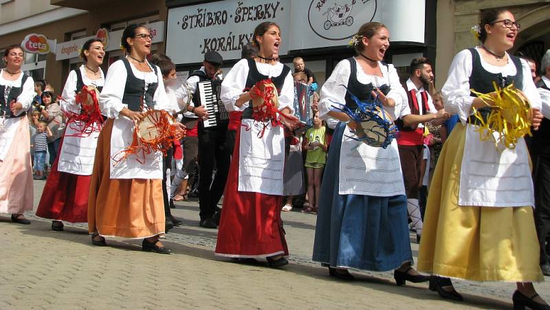 Mezinárodní folklorní festival v Šumperku vyvrcholil v sobotu 20. srpna dopoledne přehlídkou Roztančená ulice.