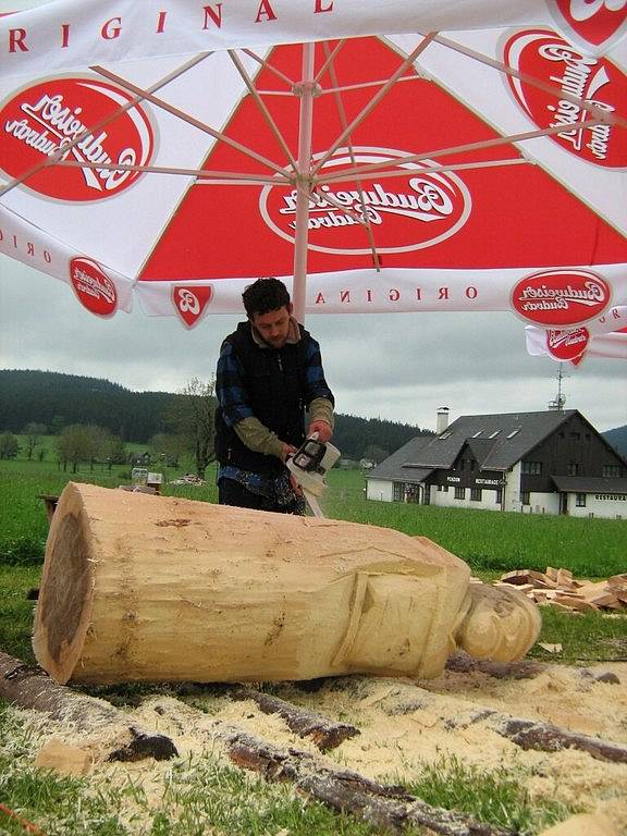 Déšť a nepříjemná zima ztěžuje práci osmičce sochařů, kteří se sešli v Rejvízu na Jesenicku na druhém ročníku Řezbování.