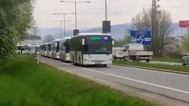 Řidiči linkových autobusů v Šumperku vypravili "poslední spoj" svému zemřelému kolegovi. 4. května 2022