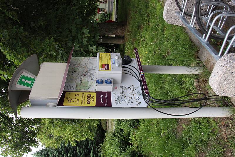 Nabíječka na elektrokola na Hlavní třídě v Šumperku.