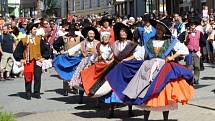 Mezinárodní folklorní festival v Šumperku vrcholí. V sobotu 17. srpna dopoledne zaplnily ulice města domácí soubory i zahraniční hosté, kteří v programu nazvaném Roztančená ulice prošly od radnice přes pěší zónu až do parku U sovy.