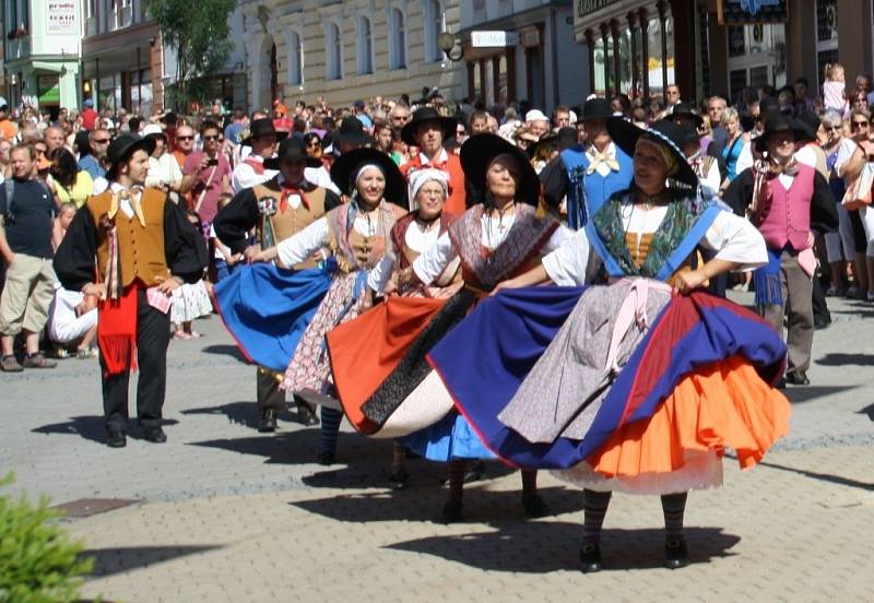 Mezinárodní folklorní festival v Šumperku vrcholí. V sobotu 17. srpna dopoledne zaplnily ulice města domácí soubory i zahraniční hosté, kteří v programu nazvaném Roztančená ulice prošly od radnice přes pěší zónu až do parku U sovy.