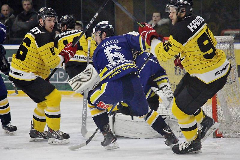 Šumperští Draci (v modrém) prohráli v domácím zápase semifinále play-off s Moravskými Budějovicemi 1:2.