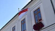 Historická běloruská vlajka před jesenickou radnicí