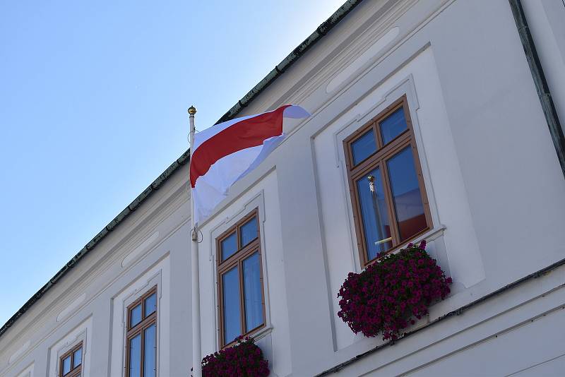 Historická běloruská vlajka před jesenickou radnicí