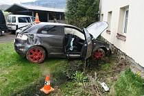 Nehoda Audi A3 v Lipové-lázních skončila nárazem do domu, 29. dubna 2023.