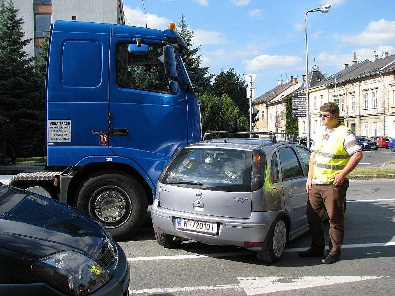 Nehoda kamionu a osobního vozu na křižovatce ulic Lidická a Jesenická