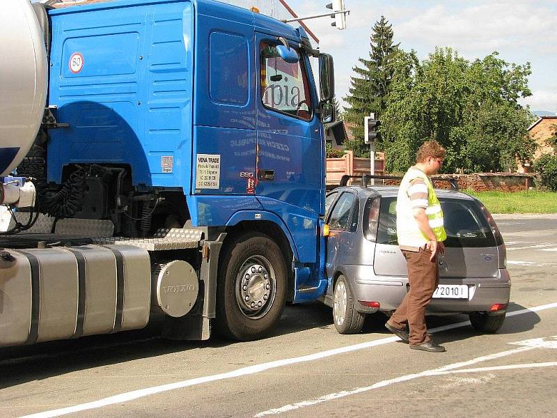 Nehoda kamionu a osobního vozu na křižovatce ulic Lidická a Jesenická