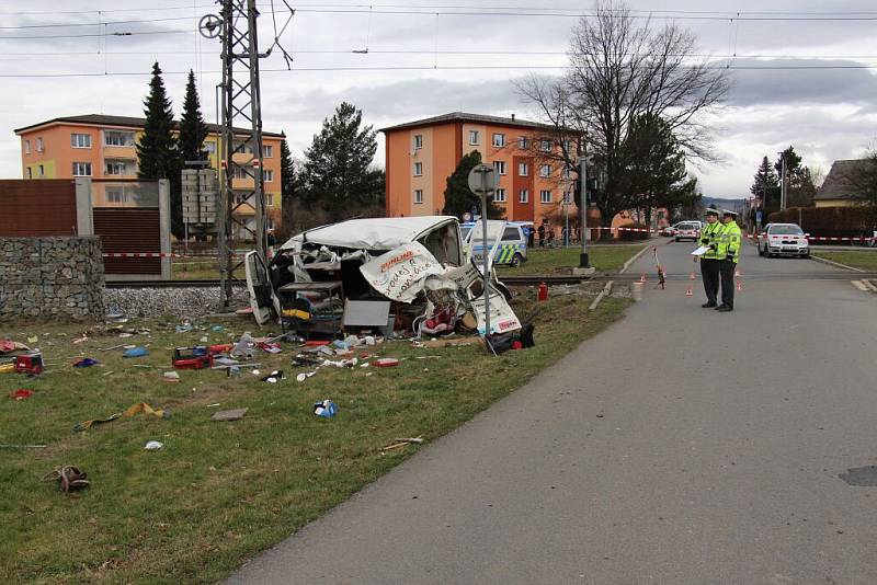 Srážka dodávky se spěšným vlakem na přejezdu v Postřelmove