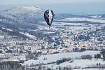 Šestice balonů pokořila Praděd. Vychutnejte si zasněžené Jeseníky z ptačí perspektivy.