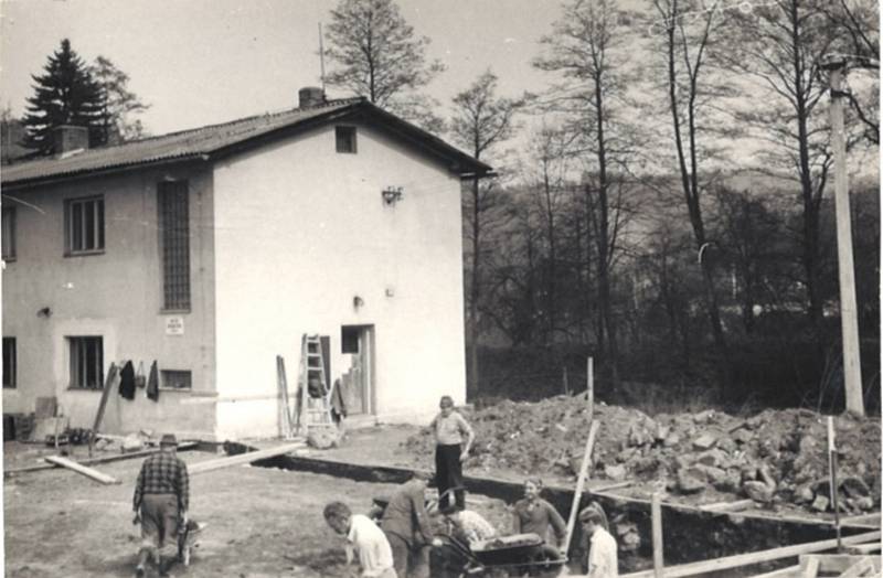 AKCE Z. Do akcí „Z“ se tehdy zapojovala celá vesnice, od studentů až po důchodce. Snímek z roku 1974 je zachycuje při betonování základů budoucího MNV. Parčíku před ním musel ustoupit i místní mlýn.