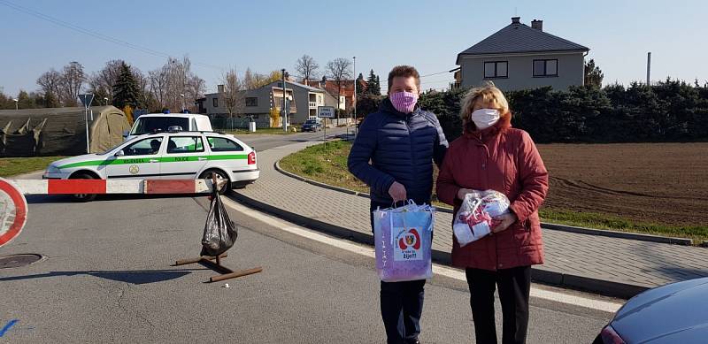 Šití roušek v Dolních Studénkách.