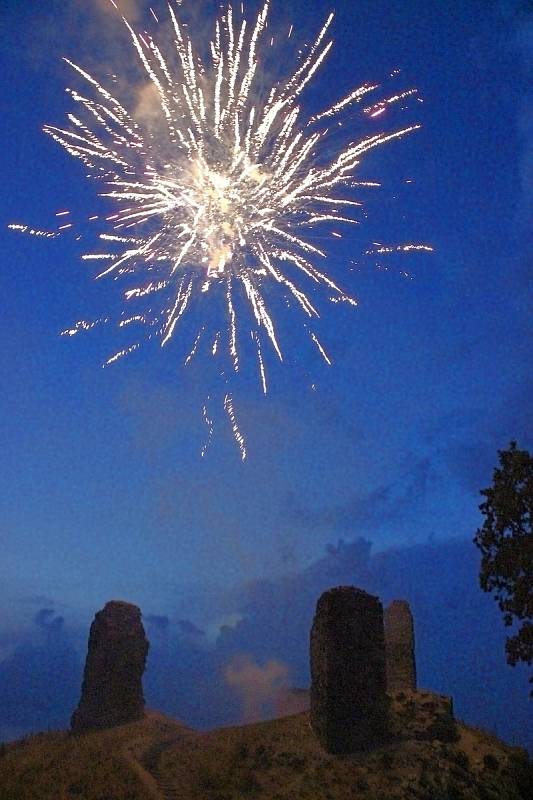 Středověké odpoledne na hradě v Brníčku 5. července 2017. Závěrečný ohňostroj.