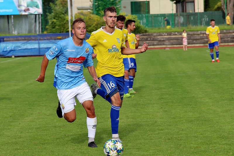 Fotbalisté Šumperku (ve žlutém) podlehli v divizním utkání Hranicím 0:3.