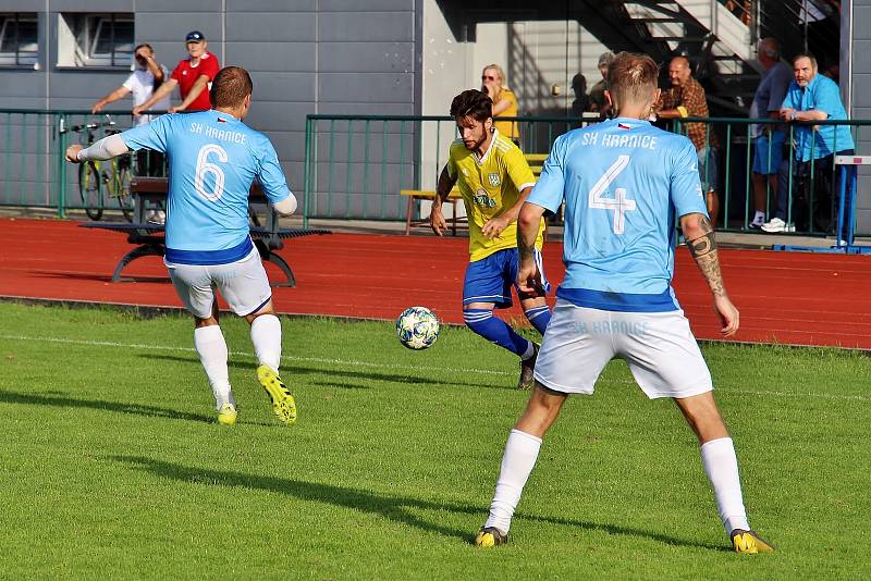 Fotbalisté Šumperku (ve žlutém) podlehli v divizním utkání Hranicím 0:3.