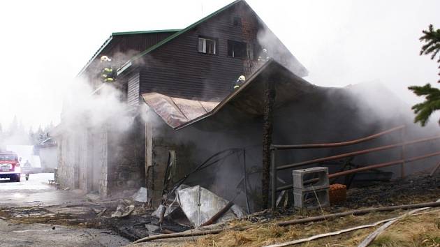 Chatu Barborka pod Pradědem zachvátil 4. prosince ráno požár.