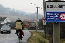 Jednou z obcí na Šumpersku, které se připojily k protestu za spravedlivější rozdělování dotací z Evropské unie i ve prospěch venkova a vyvěsily modrou ceduli s přeškrtnutými hráběmi a nápisem Máme nárok na evropské peníze! byly i Dolní Studénky.