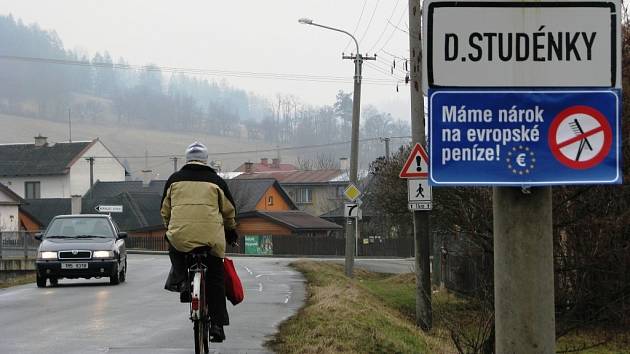 Jednou z obcí na Šumpersku, které se připojily k protestu za spravedlivější rozdělování dotací z Evropské unie i ve prospěch venkova a vyvěsily modrou ceduli s přeškrtnutými hráběmi a nápisem Máme nárok na evropské peníze! byly i Dolní Studénky.