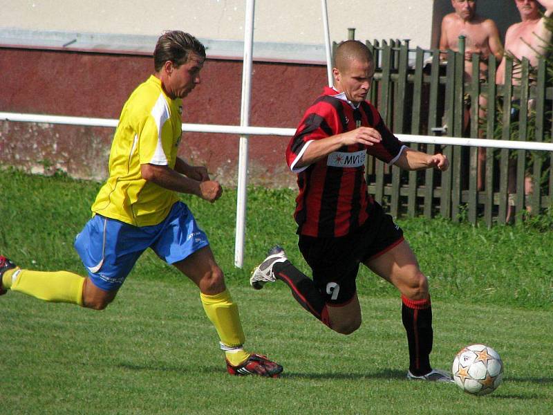 Fotbalisté Šumperku (žluté dresy) podlehli v přípravě Opavě