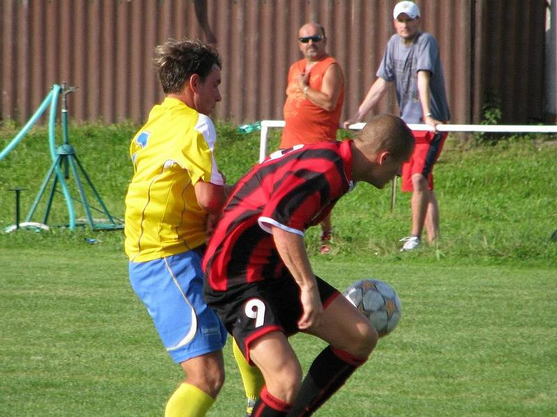 Fotbalisté Šumperku (žluté dresy) podlehli v přípravě Opavě