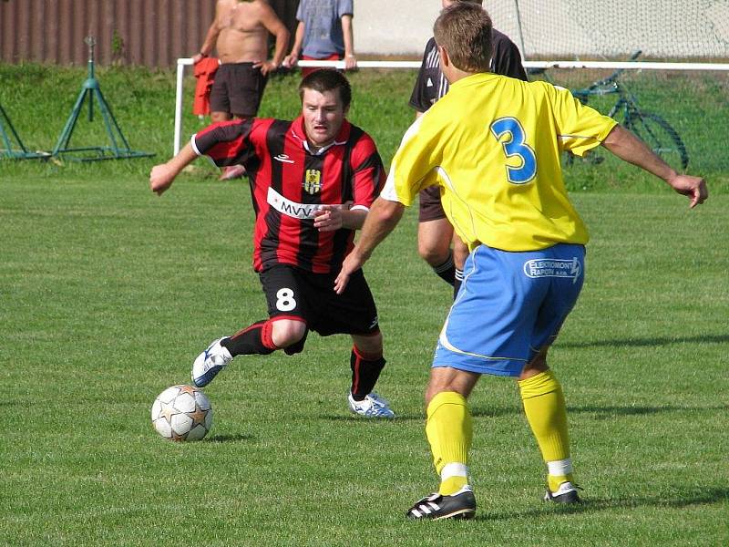 Fotbalisté Šumperku (žluté dresy) podlehli v přípravě Opavě