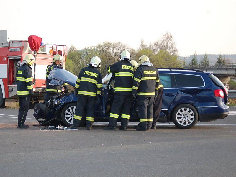 Snímky z nehody na křižovatce před obchvatem ze Zábřehu na Postřelmov