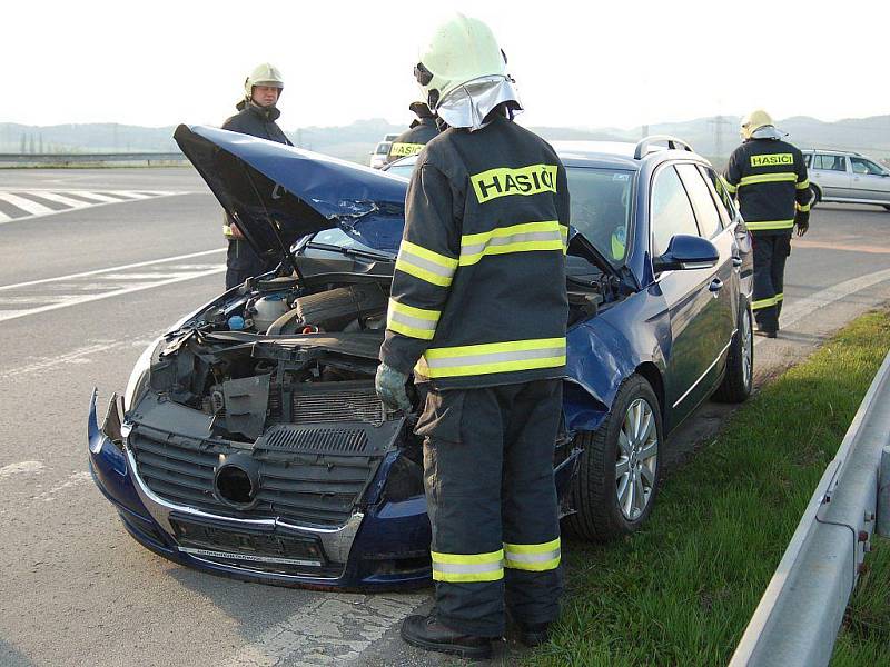 Snímky z nehody na křižovatce před obchvatem ze Zábřehu na Postřelmov