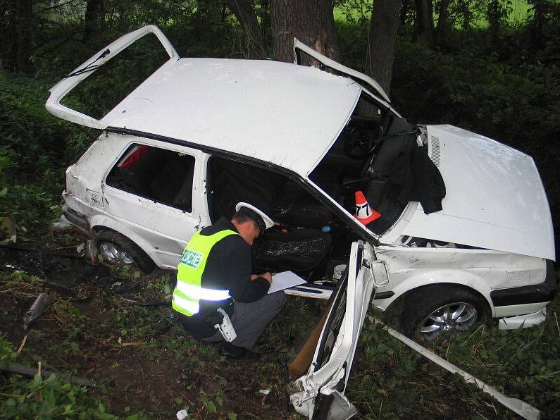 VW Golf skončil poničený mimo silnici