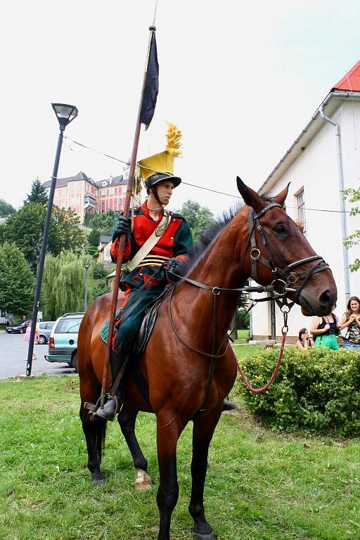 Vojáci v rakouských a pruských uniformách se ve čtvrtek 26. července vydali na pěší pochod z Javorníku do Nysy.