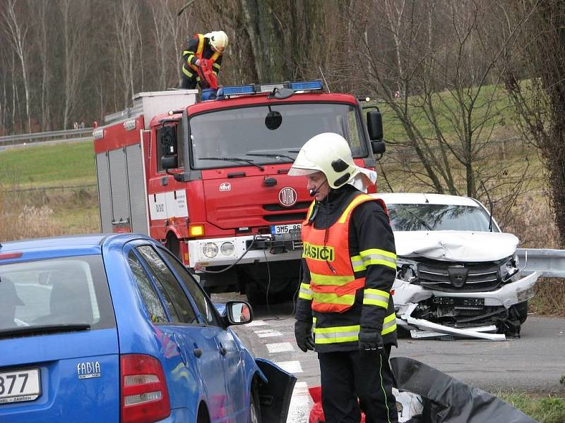 Hromadná nehoda se stala v pátek 25. listopadu před sedmou hodinou ranní v Šumperku pod Bludovským kopcem u odbočky na Bludoveček.