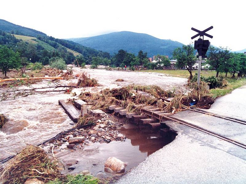 Povodeň odplavila i železniční trať.