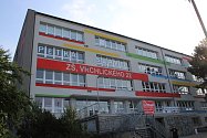 Základní škola Vrchlického v Šumperku s otvory pro rekuperační jednotky ve fasádě.