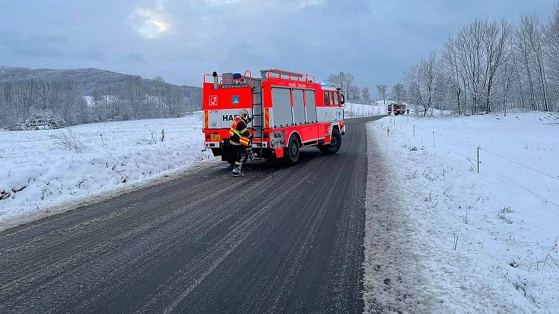 Havárie autobusu na silnici mezi Vápennou a Žulovou na Jesenicku. 7. ledna 2021