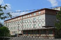 Areál krizové nemocnice v Zábřehu se ukrývá na vysokým plotem a hradbou stromů. Ilustrační foto