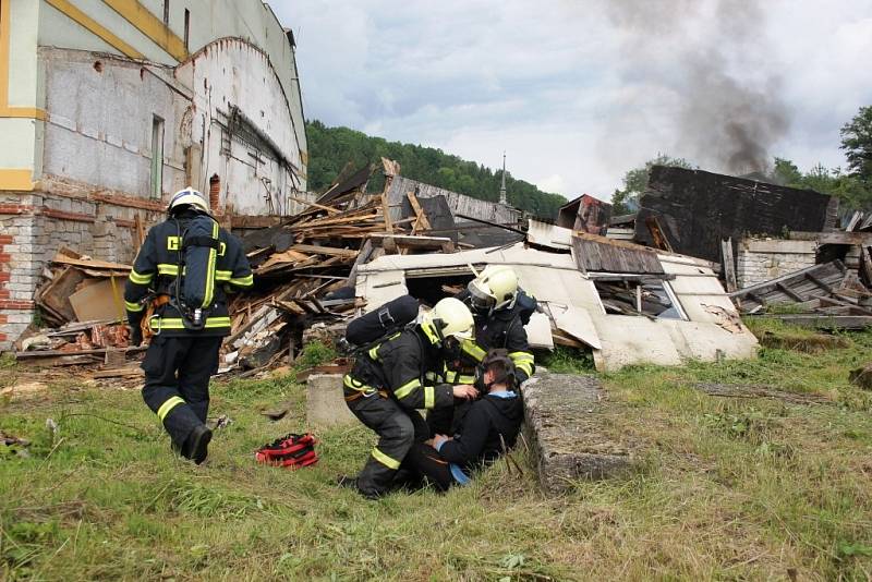 Hasičské cvičení v Jeseníku – simulovaný výbuch plynu se zřícením budovy.