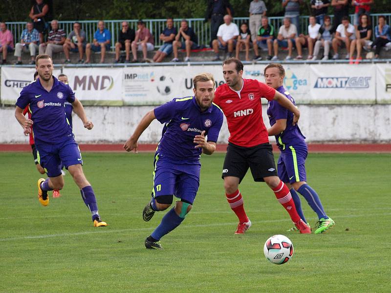 Fotbalisté Hodonína (v červených dresech) ve 2. kole MSFL remizovali s Mohelnicí 1:1. Hosté skóre srovnali v nastaveném čase.