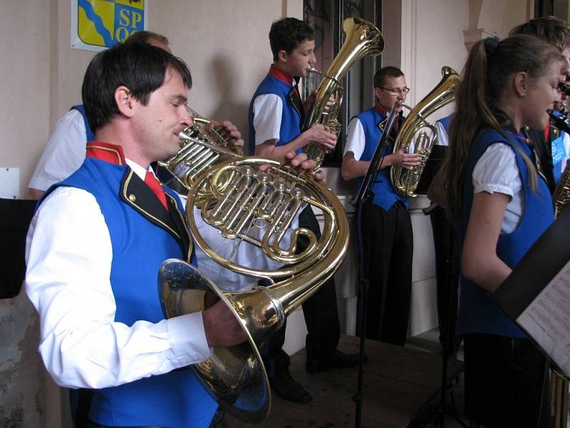 Dechové hudby účinkující na festivalu Hudba bez hranic se představily i v centru Šumperku.