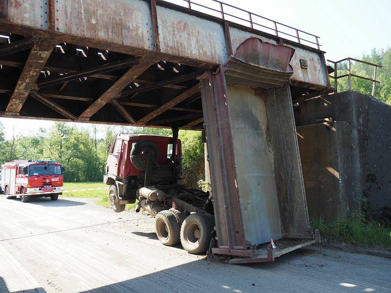 Řidič Tatry s nesklopenou korbou vjel pod most. O konstrukci zaháčil a poškodil ji.