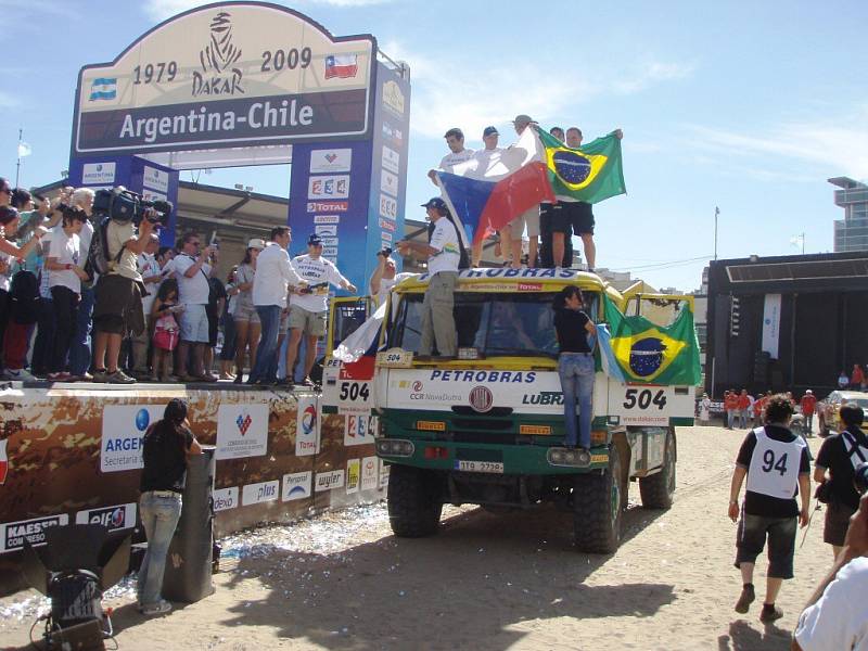 Český vůz při vyhlašování výsledků rallye v Buenos Aires.