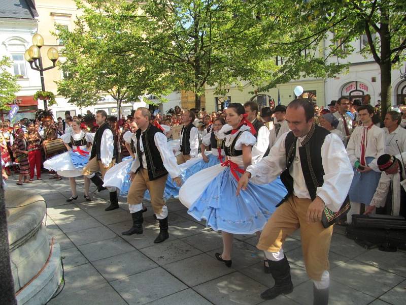 Roztančená ulice – jeden z programů XXII. Mezinárodního folklórního festivalu v Šumperku.