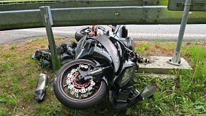 Nehoda motorkáře na silnici z Filipovic do Koutů nad Desnou přes Červenohorské sedlo, 18. června 2023
