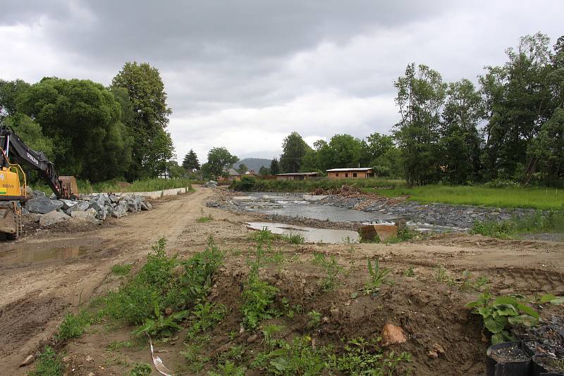 Stavba protipovodňových opatření na řece Desné - lokalita u obtokového koryta mezi Rapotínem a Vikýřovicemi.