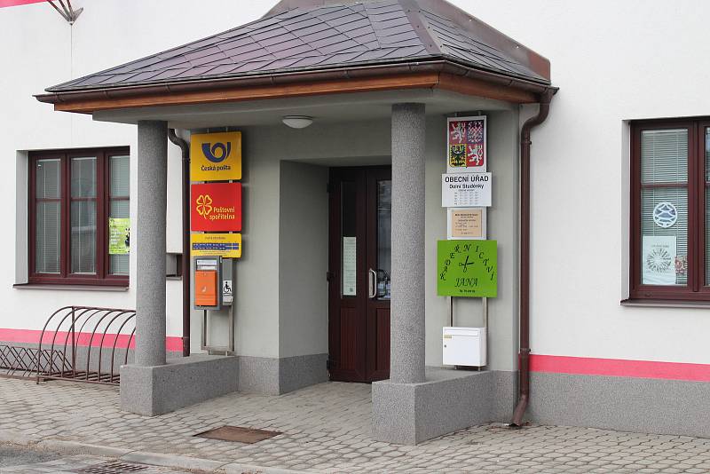 Pošta v Dolních Studénkách sídlí v prvním patře budovy obecního úřadu. Hned vedle je vchod do kanceláří obce, v přízemí se nachází knihovna, kadeřnice nebo ordinace dětské lékařky.